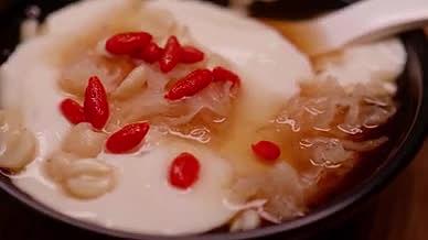 实拍夏季养生解暑美食之枸杞银耳莲子豆腐花视频的预览图